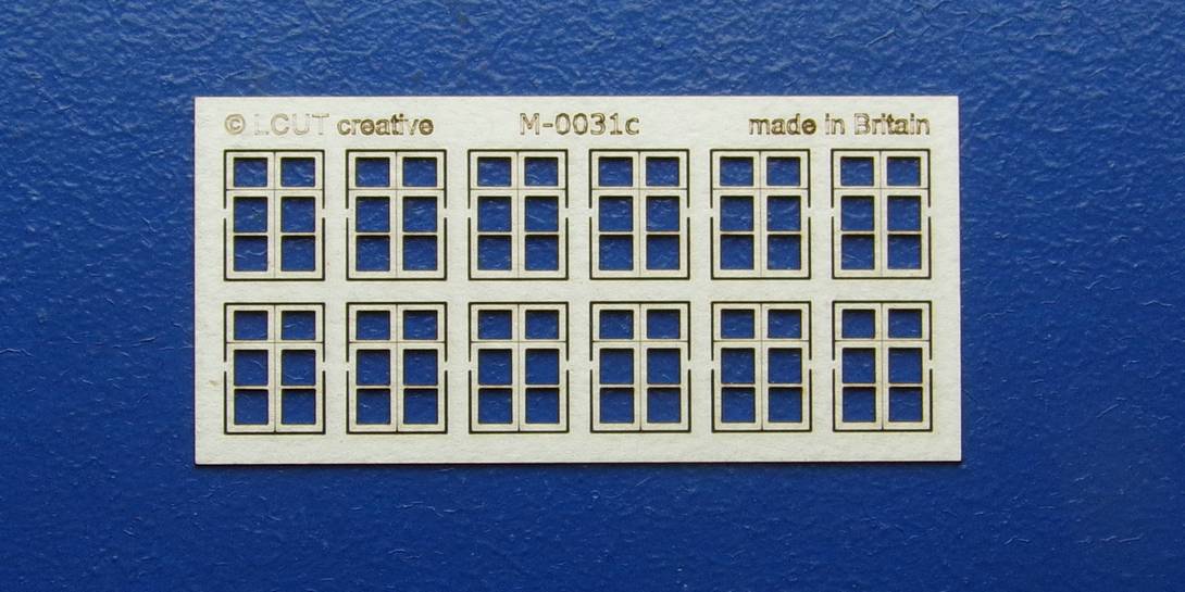 M 00-31c OO gauge kit of 12 casement windows with transom Kit of 12 casement windows with lattice. Made with high quality fiber board 0.7mm thick.
